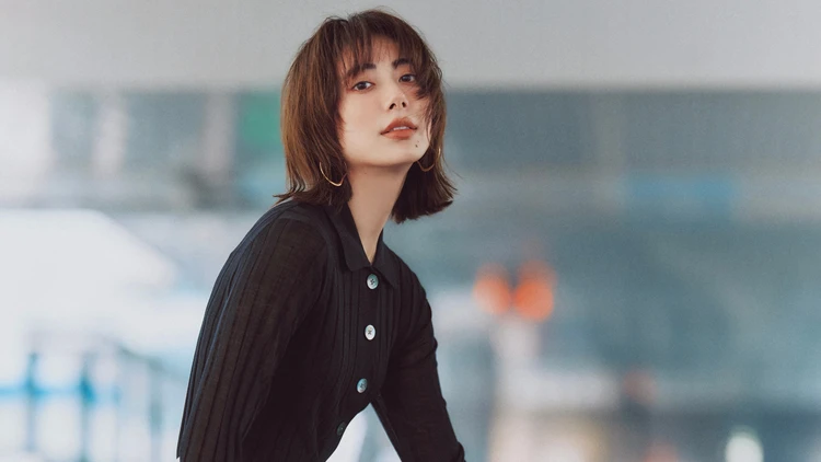 【ぴたポロニットコーデ】レイヤード風フレアスカートと合わせこなれ感上々!【BAILA今日のコーデ】