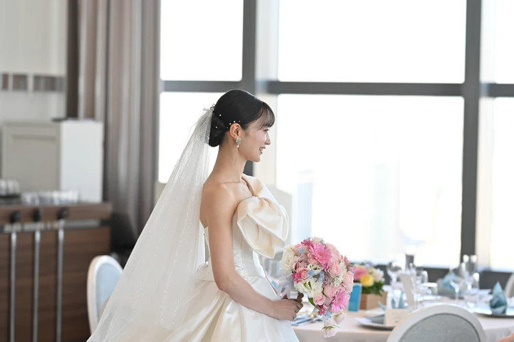 披露宴会場を歩く花嫁　30代花嫁　骨格ウェーブ花嫁　GINZA COUTULE NAOCO(銀座 クチュールナオコ)NP-0139
