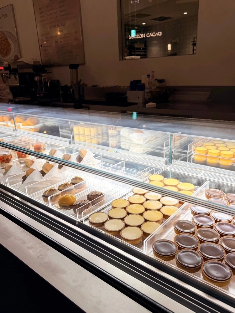 メゾンカカオ丸の内店　ショーケース　チョコレートケーキ　タルト　スイーツ