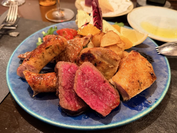 白金にあるタランテッラ・ダ・ルイジの「いろいろお肉のミックス炭火焼き」。香ばしい焼き目とジューシーな断面が食欲をそそる、ボリューム満点の一皿。