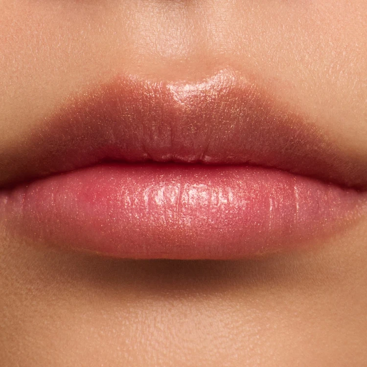 プラダ ビューティ リップ バーム フロスティング ケア 塗布イメージ