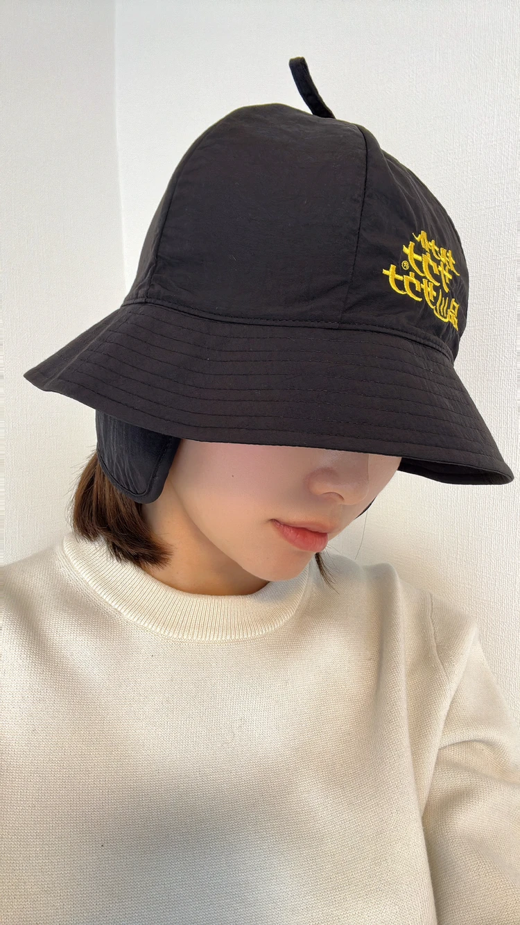 品川サウナのサウナハットを耳当てありで被っている