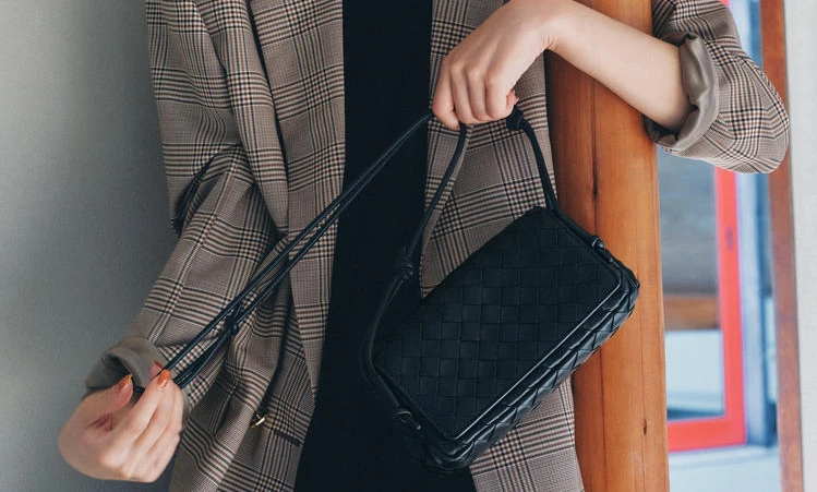 【Bottega Veneta(ボッテガ・ヴェネタ)】貴島明日香が選ぶ“一生もの”ミニバッグ。上品さが際立つ【おすすめハイブランドバッグ&小物7選】