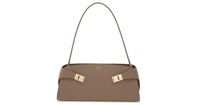 【FERRAGAMO（フェラガモ）】メゾンのクラフツマンシップが息づくバッグ「HUG EAST-WEST」が登場