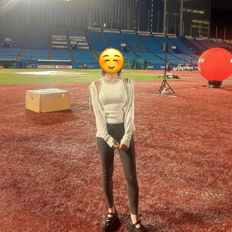 UNIQLOのトップス+レギンス+エアリズムUVカットフルジップパーカーを着ている女性が立っている。