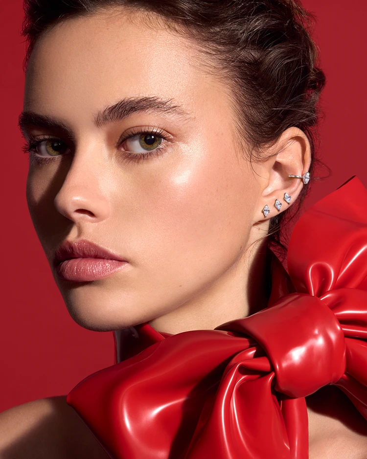 上からセブロン ロサンジュ ダイヤモンド イヤーカフ¥135300(Pt/ダイヤモンド)、セブロンロサンジュ ダイヤモンド ピアス各¥111100(Pt/ダイヤモンド)※シングルピアス