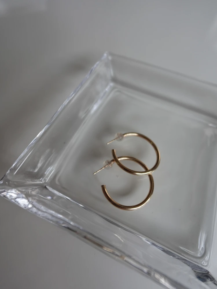 ゴールドのフープピアス
