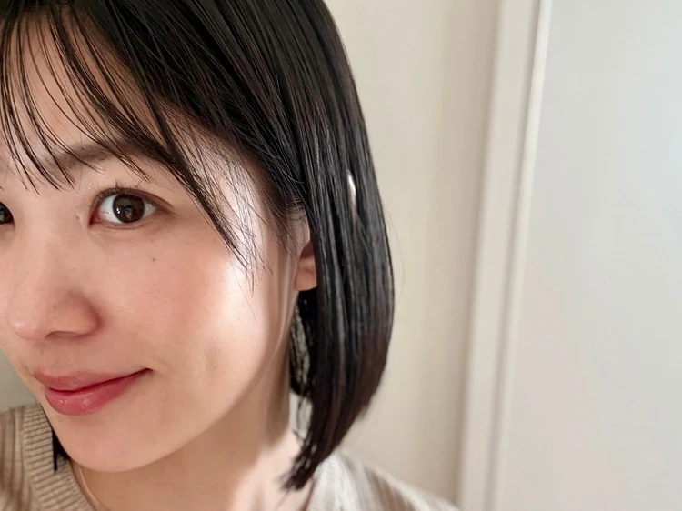 メイクの上からシャネルのミスト美容液を使用した後のツヤ感