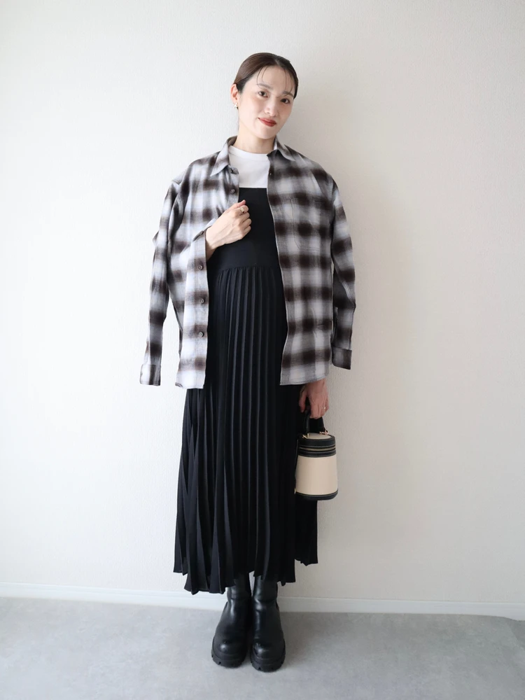 UNIQLO ユニクロ　メンズ　フランネルチェックシャツ　おすすめ　着こなし　着まわし　コーデ　肩掛け　羽織