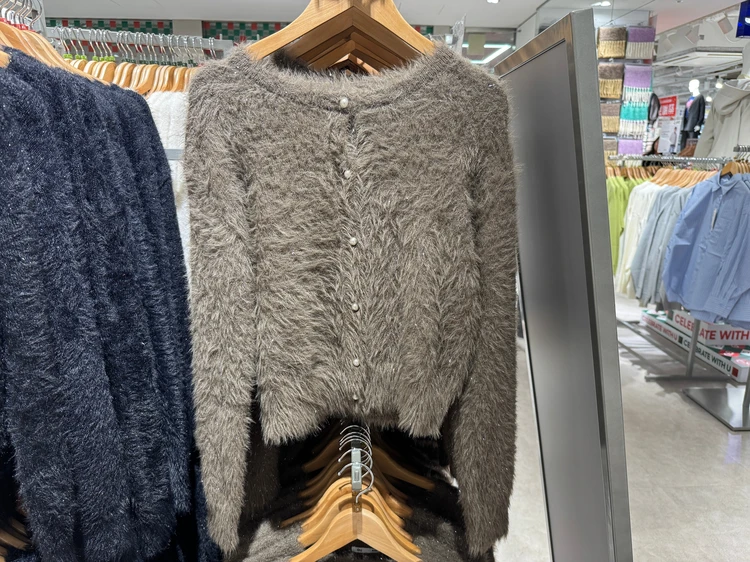 GUシャイニークルーネックカーディガンZが店頭に置いてある写真