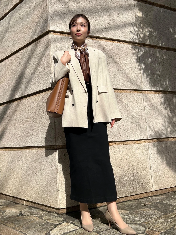 BIANCA レザー見えバルーントップス タイトスカートを合わせた通勤向けきれいめオフィスコーデ