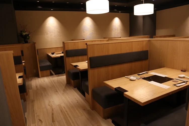 福岡　老舗　もつ鍋　博多 やま中　銀座店　ランチ　絶品　鍋　テーブル席