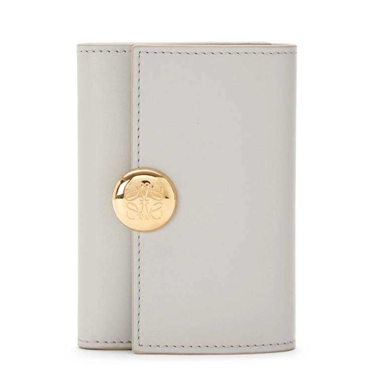 「LOEWE（ロエベ）」の財布「ぺブル バーティカル ウォレット スモール」