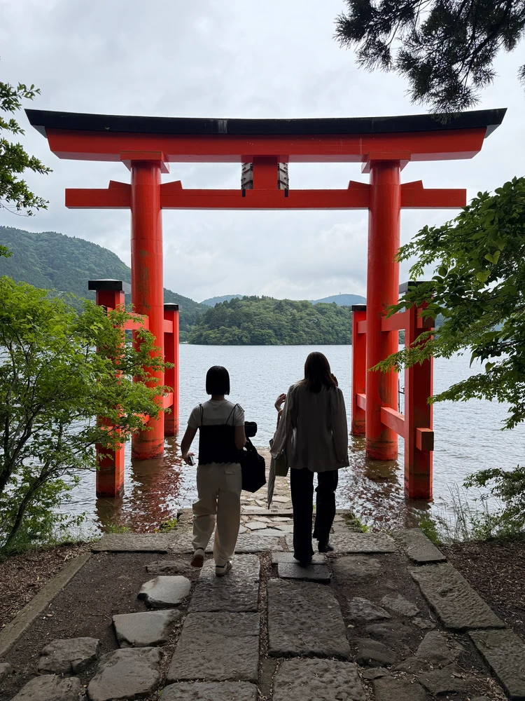 箱根神社 平和の鳥居 正面からの記念撮影