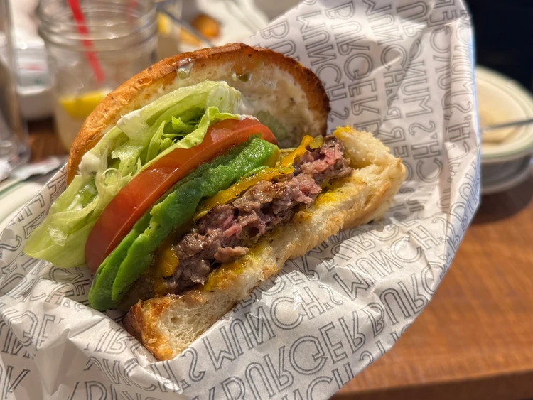 アボカドチーズバーガーの写真