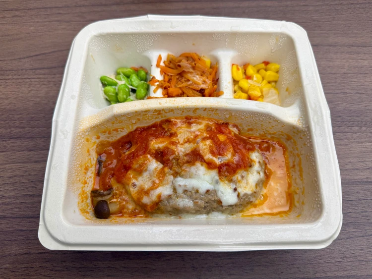 nosh（ナッシュ）きのことチーズのトマトハンバーグのアップ写真