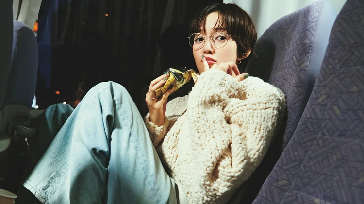 【ニット×デニムのコーデ】ふっくらやわらかなニットが休日の相棒【BAILA今日のコーデ】