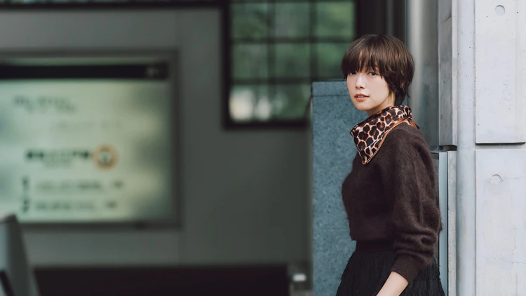 【2026旬のブラウンニットコーデ】大人レディに仕上げたい日はブラウン×黒のビター配色で【BAILA今日のコーデ】