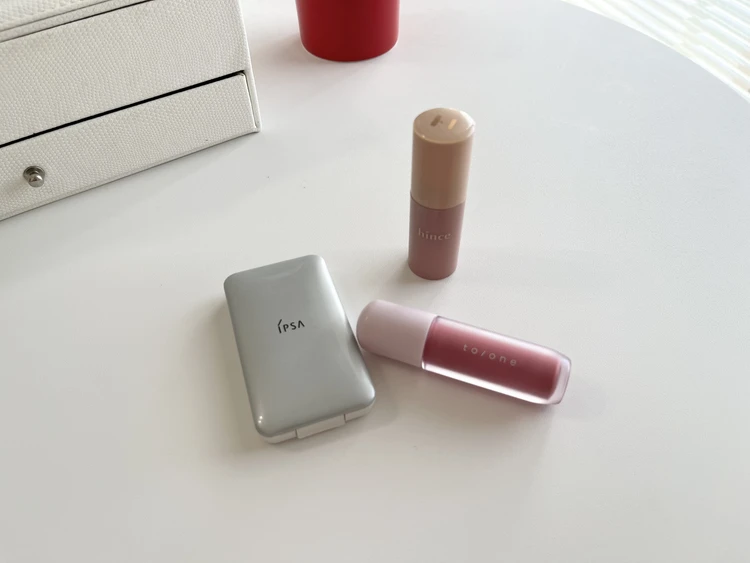 発色、立体感、潤いを1本で叶える！to/one（トーン）ペタル ブルーミング グロス #おすすめリップ_5