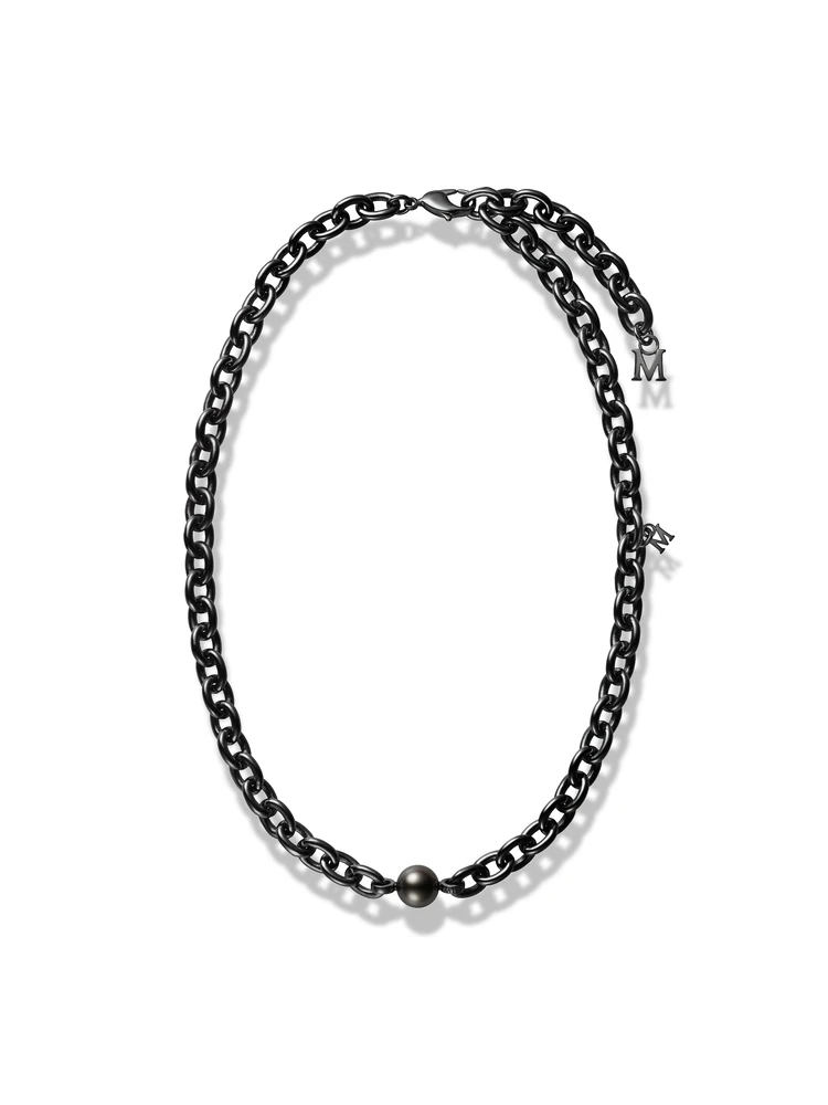 パッショノワール ネックレス¥495000(黒蝶真珠・銀製〈ブラックロジウム仕上げ〉)