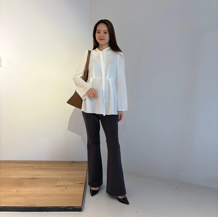 コラム　サテンペプラムブラウス　プレス着用画像