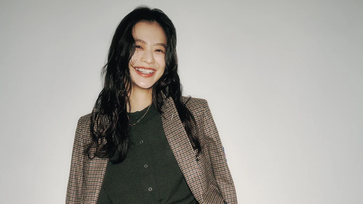 ON/OFFを秒で切り替え！ 光沢感で女を上げる「細身ジャケット×ゆるパンツ」コーデ2選