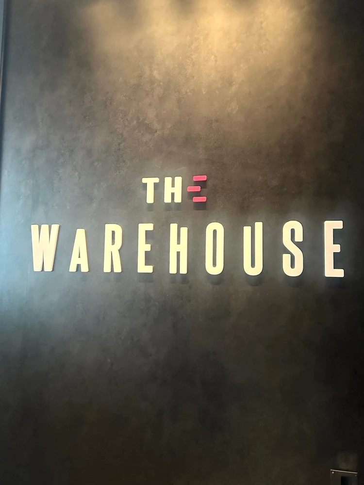 THE WAREHOUSE看板