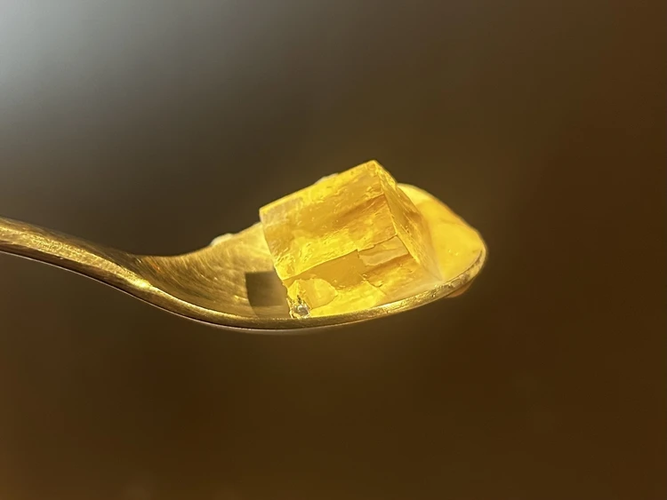 スプーンに載せられた、透明なシャンパーニュジュレの接写。