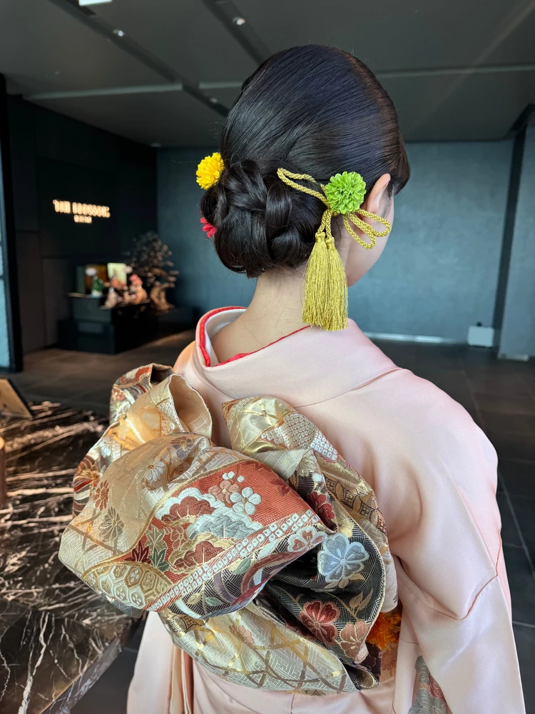 振袖を着た女性の後ろ姿　両家顔合わせヘアスタイル　両家顔合わせ服装