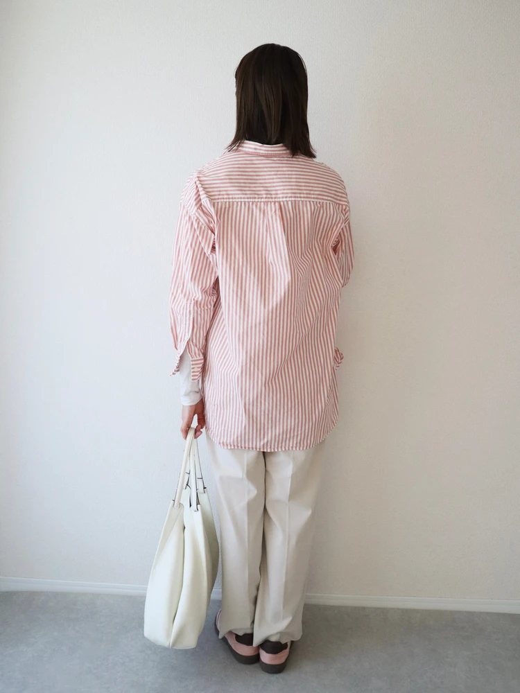 ユニクロ　UNIQLO　ZARA　ザラ　ピンク　シャツ　ストライプ　ホワイト　タートルネック　スニーカー　コーデ　コーディネート　冬　12月　後ろ