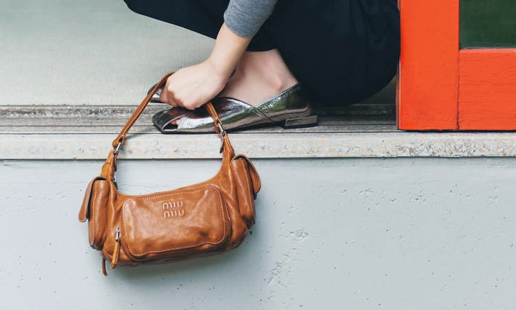 【MIU MIU(ミュウミュウ)】貴島明日香が選ぶ“一生もの”ミニバッグ。上品さが際立つ【おすすめハイブランドバッグ&小物7選】