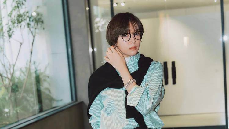 【グリーンシャツコーデ】大人がセンスよく着映える、きれい色シャツに注目【BAILA今日のコーデ】