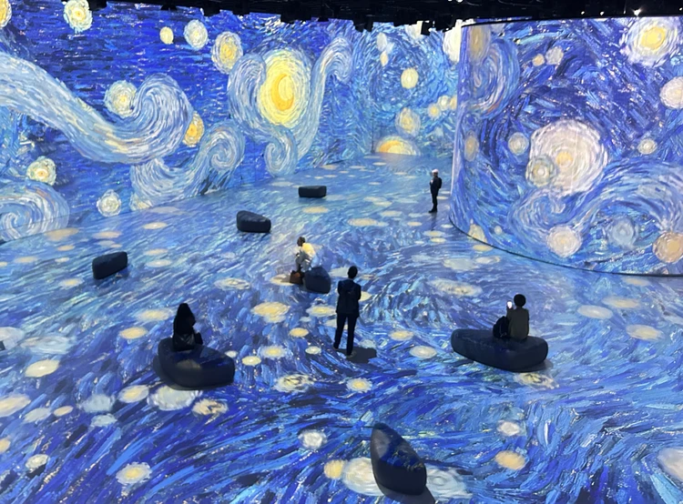 レーヴ・デ・リュミエール（光の夢）「ゴッホの傑作たち： ひまわり、星月夜、花咲くアーモンドの木の枝…」