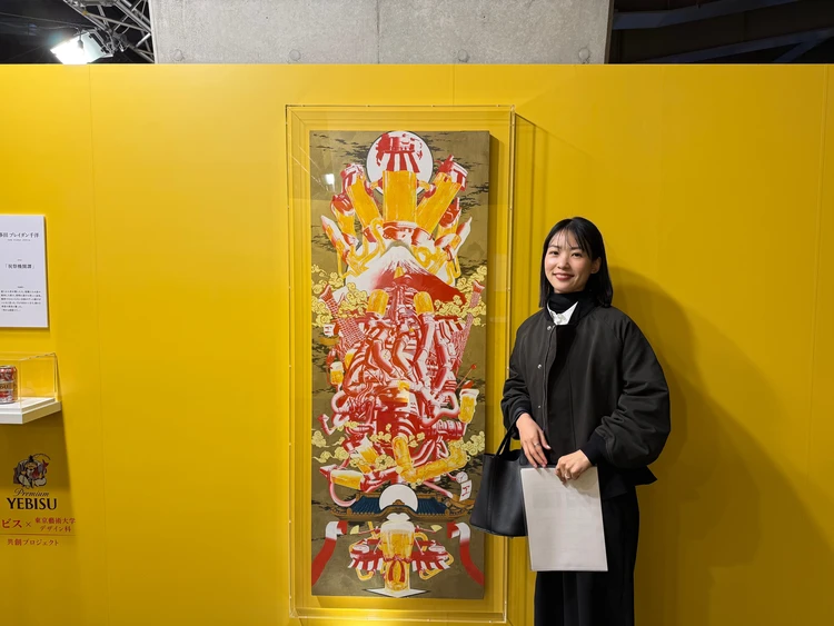 色彩豊かな学生アート作品のクローズアップ