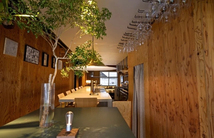 清澄白河・Risosteria Trentatreの落ち着いた店内。木目の壁とロングカウンター