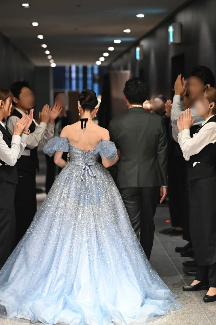 シンデレラドレスを着用する新婦の後ろ姿　ウェディングフォト　シンデレラドレスを着る花嫁　クラウディア　ディズニーウェディングコレクション　Disney Wedding Dress 8th Collection Cinderella(DWS0096/BLUE)