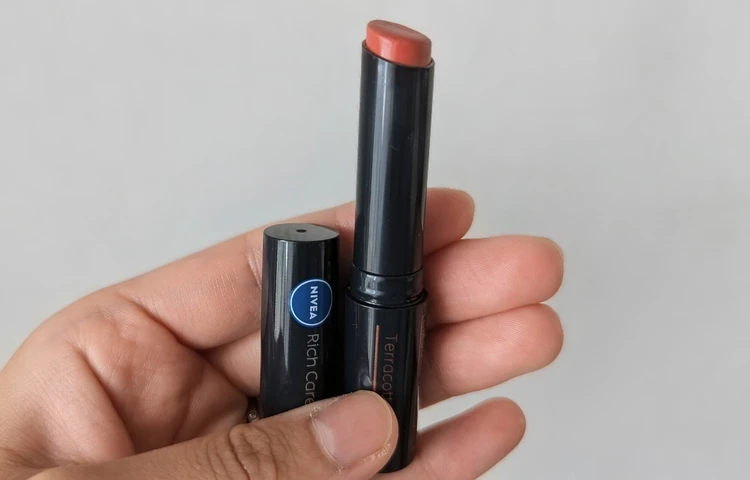 イエベ肌にしっくりなじむ、ニベアの色付きリップを愛用中_1