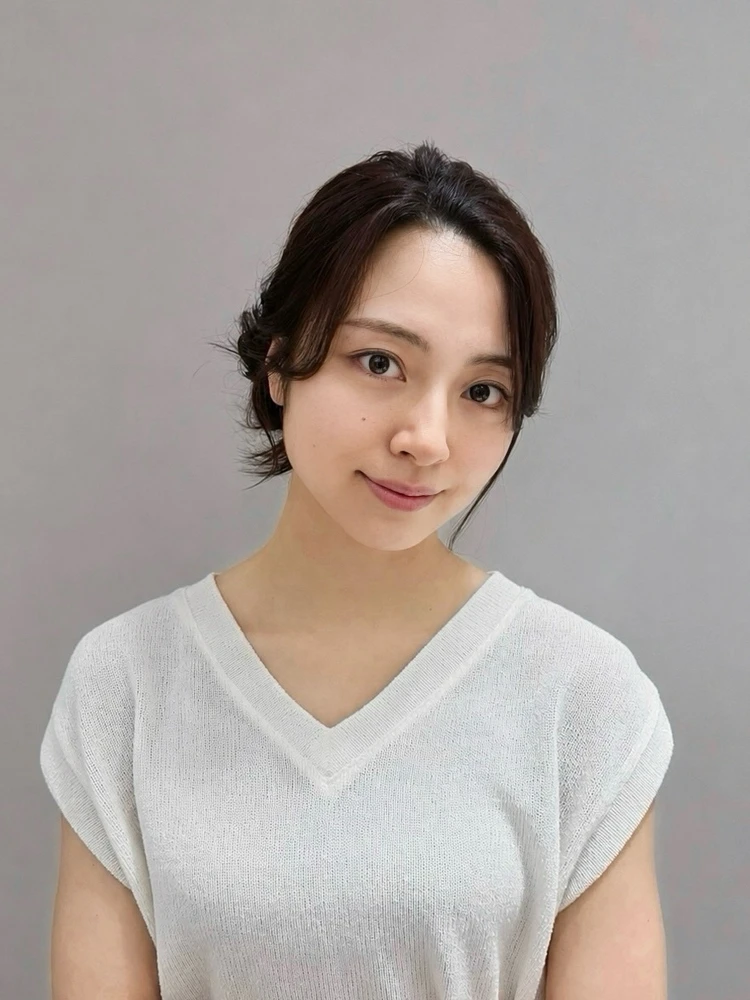 【2026年暑さ対策の涼し気ヘアアレンジ】出社日にもおすすめ!上品なこなれシニヨン