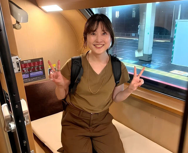 憧れの寝台列車の個室で目を輝かせる私