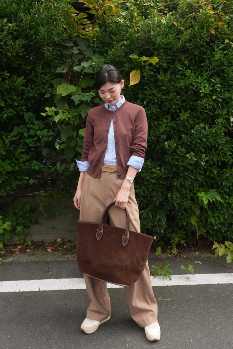 H&MのブラウンカーディガンにラルフローレンのブルーシャツとUNIQLOのベージュワイドパンツを合わせた秋の通勤コーデ