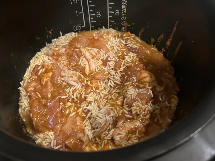 炊飯前のビリヤニが炊飯器の内釜に入っている