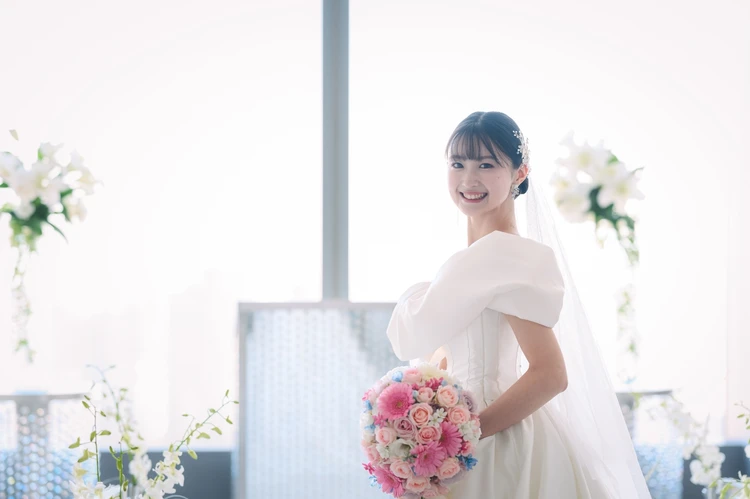 チャペルで微笑む花嫁　30代花嫁　骨格ウェーブ花嫁　GINZA COUTULE NAOCO(銀座 クチュールナオコ)NP-0139