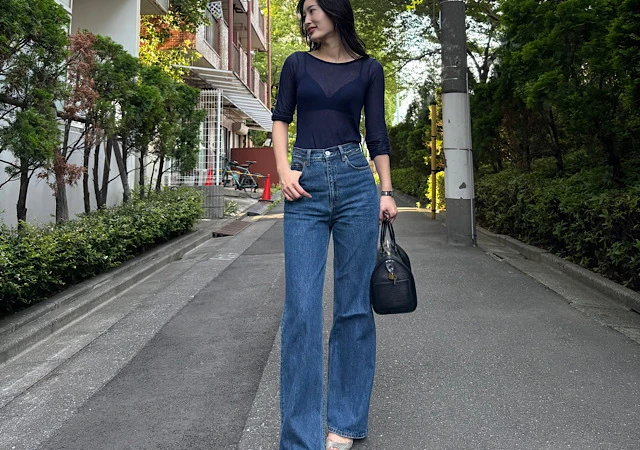 シースルー素材のネイビーのトップスとmoussyのデニムを着こなすアラサー女性