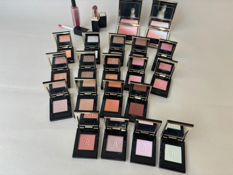 SUQQU（スック）の2025年新作アイカラーコレクション全色と、チーク・リップの新作を並べた写真です