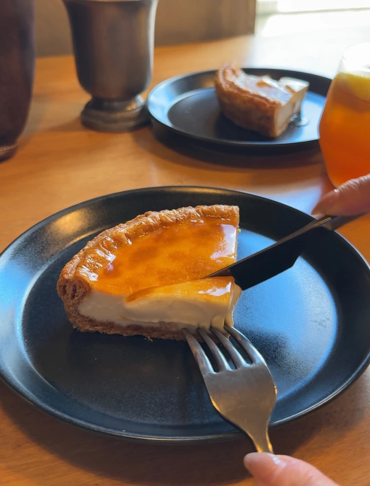アプリコットソースをのせたカマンベールチーズケーキのなめらかな断面