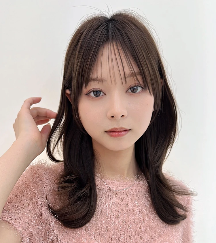 赤みを抑えて透明感を重視したアッシュ系カラー　正面