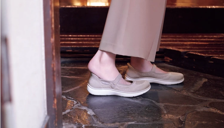 OnもOffも軽やかに どんな私にもフィットする! スケッチャーズのハンズフリー スリップインズ_3