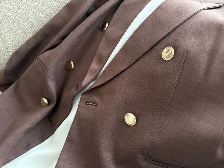 カセット服 ゴールドのボタンのアップ写真