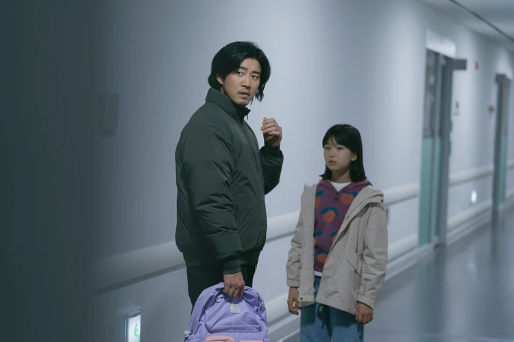 誘拐の日 ミョンジュン(ユン・ゲサン)とロヒ(チョン・ユミ)2ショット