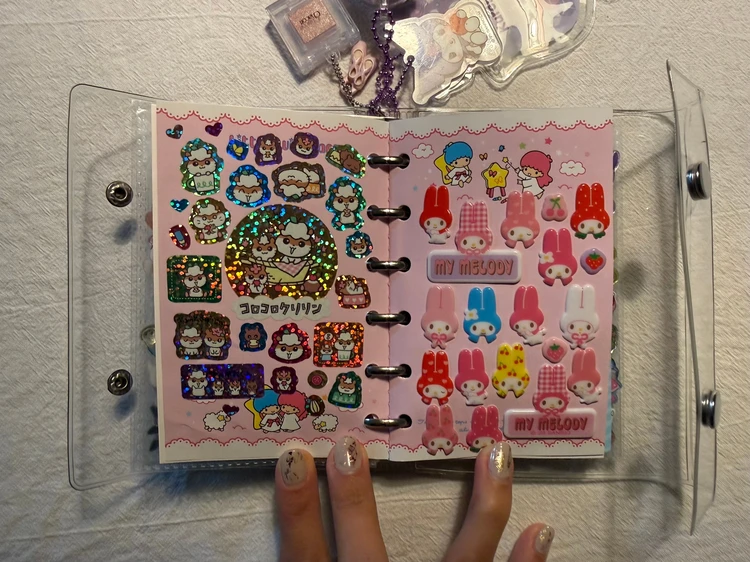 サンリオで購入したシール帳とシールの写真